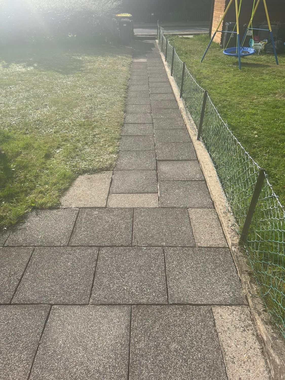 Derselbe Plattenweg nach der Reinigung, Fugen frei von Gras, Platten sauber
